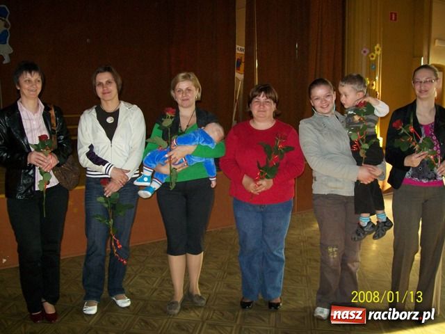 Zdjęcie w galerii na portalu naszraciborz.pl: Pasowanie na mażoretki w Baborowie wiadomości z regionu