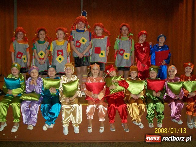 Zdjęcie w galerii na portalu naszraciborz.pl: Pasowanie na mażoretki w Baborowie wiadomości z regionu