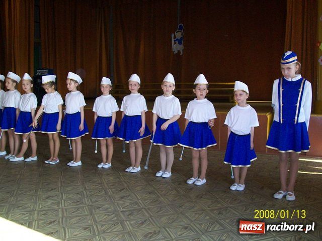 Zdjęcie w galerii na portalu naszraciborz.pl: Pasowanie na mażoretki w Baborowie wiadomości z regionu