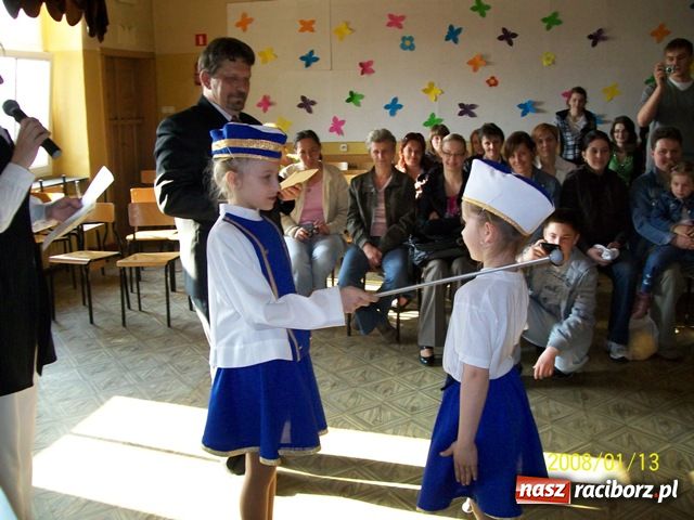 Zdjęcie w galerii na portalu naszraciborz.pl: Pasowanie na mażoretki w Baborowie wiadomości z regionu