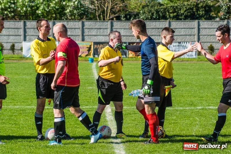Zdjęcie w galerii na portalu naszraciborz.pl: Derby gminy. Gole Twaroga i Kowalczyka, to na Chałupki nie styka wiadomości z regionu
