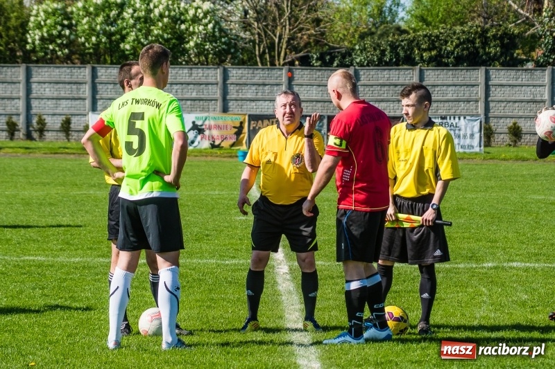 Zdjęcie w galerii na portalu naszraciborz.pl: Derby gminy. Gole Twaroga i Kowalczyka, to na Chałupki nie styka wiadomości z regionu