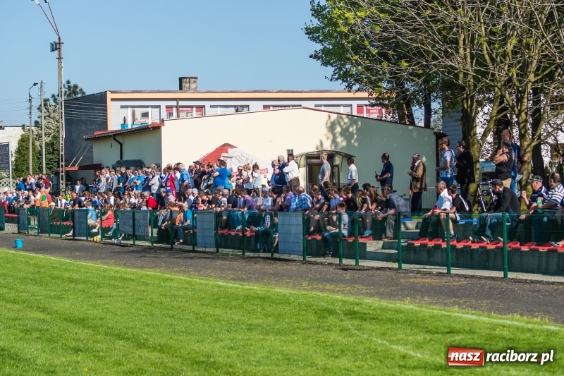 Zdjęcie w galerii na portalu naszraciborz.pl: Derby gminy. Gole Twaroga i Kowalczyka, to na Chałupki nie styka wiadomości z regionu