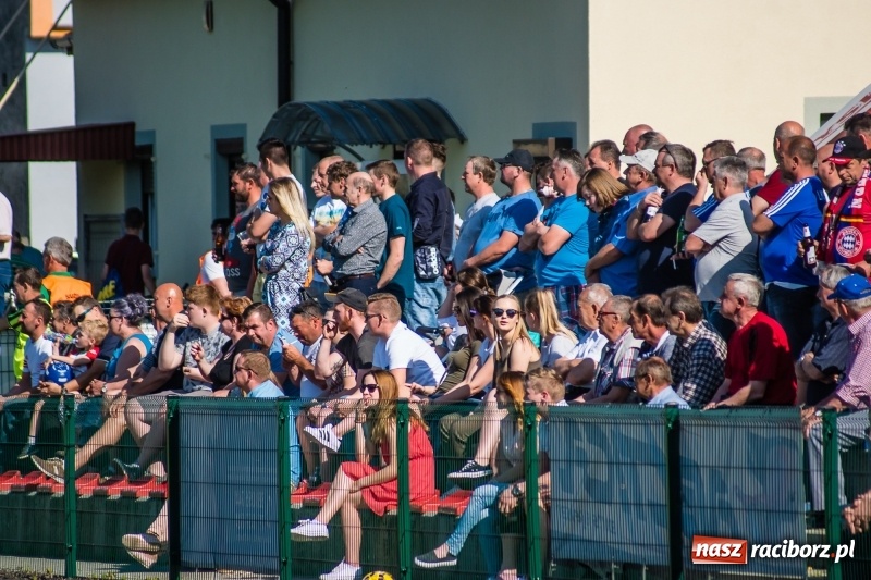 Zdjęcie w galerii na portalu naszraciborz.pl: Derby gminy. Gole Twaroga i Kowalczyka, to na Chałupki nie styka wiadomości z regionu
