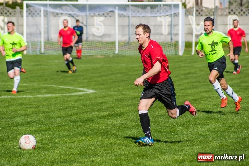 Zdjęcie w galerii na portalu naszraciborz.pl: Derby gminy. Gole Twaroga i Kowalczyka, to na Chałupki nie styka wiadomości z regionu