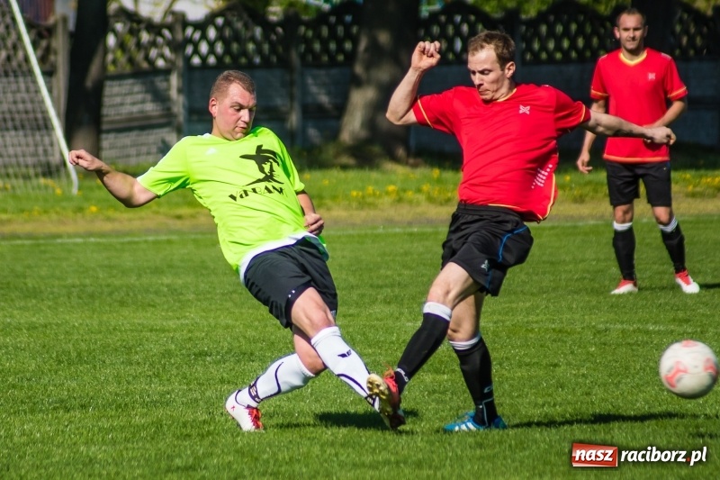 Zdjęcie w galerii na portalu naszraciborz.pl: Derby gminy. Gole Twaroga i Kowalczyka, to na Chałupki nie styka wiadomości z regionu