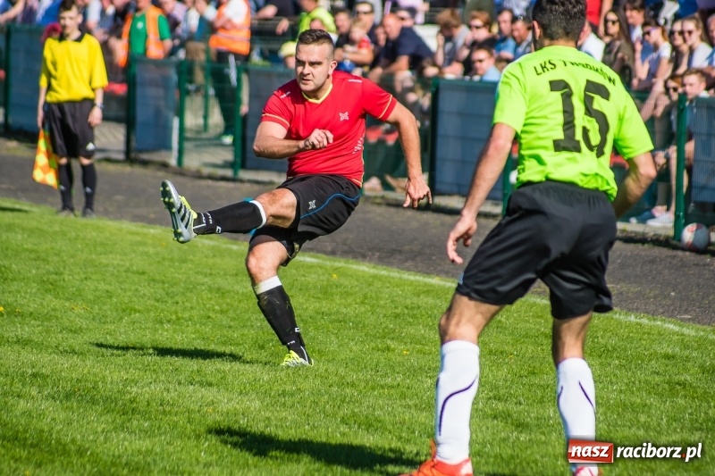 Zdjęcie w galerii na portalu naszraciborz.pl: Derby gminy. Gole Twaroga i Kowalczyka, to na Chałupki nie styka wiadomości z regionu