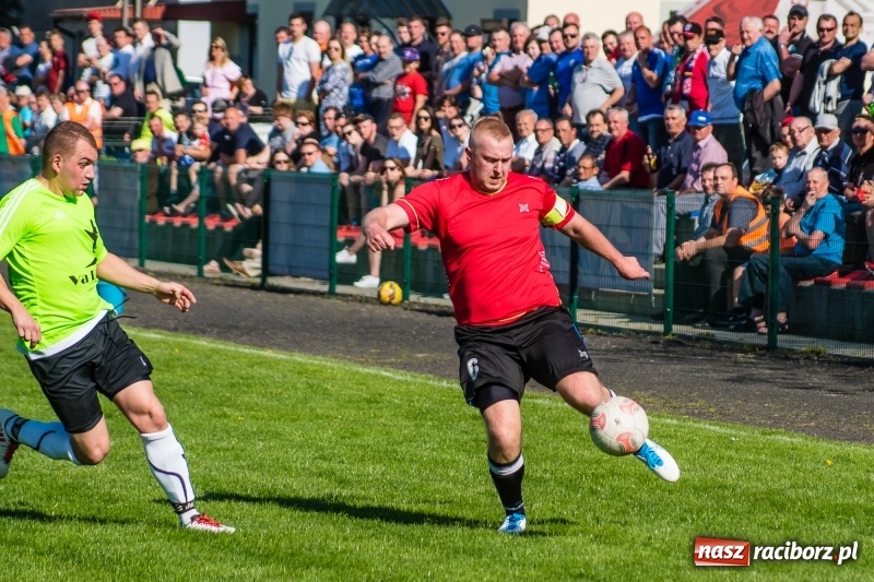 Zdjęcie w galerii na portalu naszraciborz.pl: Derby gminy. Gole Twaroga i Kowalczyka, to na Chałupki nie styka wiadomości z regionu