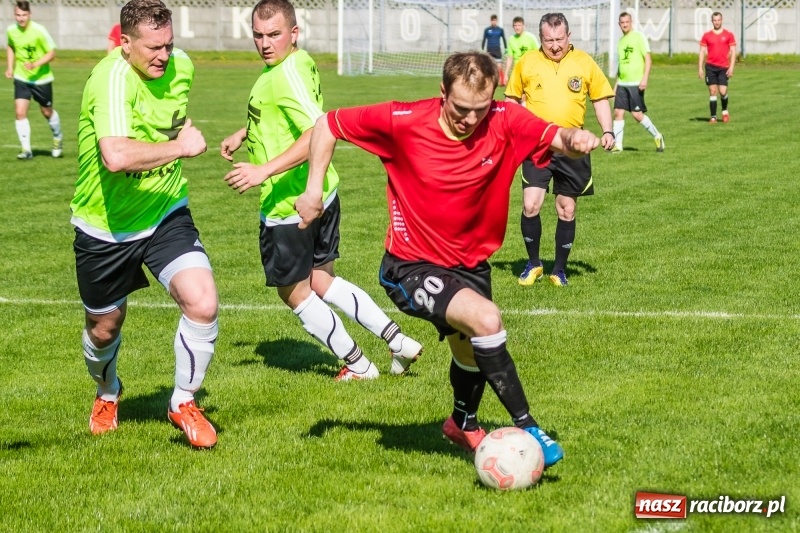 Zdjęcie w galerii na portalu naszraciborz.pl: Derby gminy. Gole Twaroga i Kowalczyka, to na Chałupki nie styka wiadomości z regionu