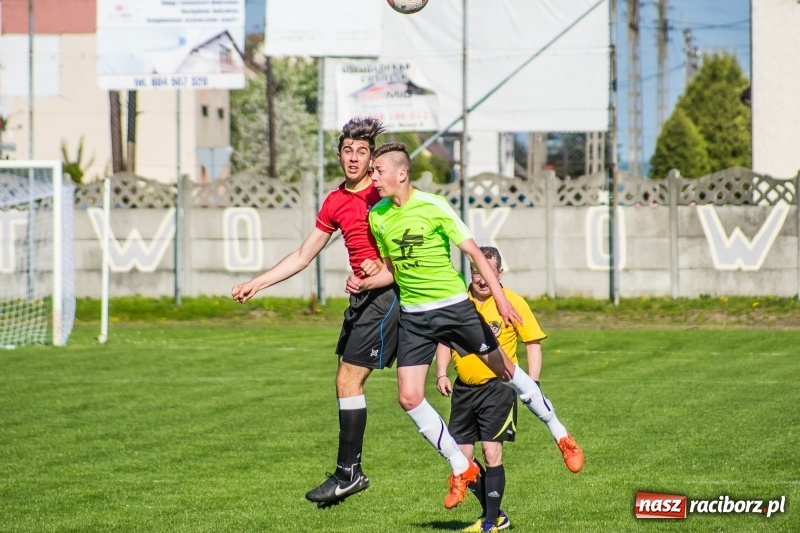 Zdjęcie w galerii na portalu naszraciborz.pl: Derby gminy. Gole Twaroga i Kowalczyka, to na Chałupki nie styka wiadomości z regionu
