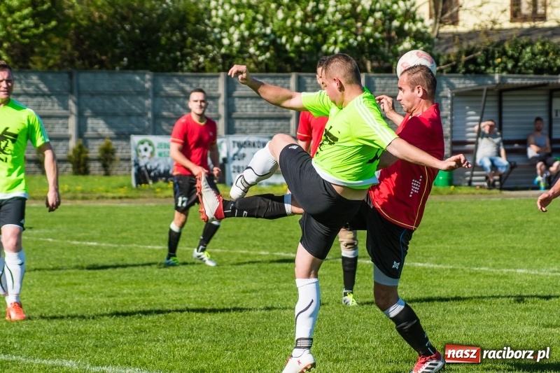 Zdjęcie w galerii na portalu naszraciborz.pl: Derby gminy. Gole Twaroga i Kowalczyka, to na Chałupki nie styka wiadomości z regionu