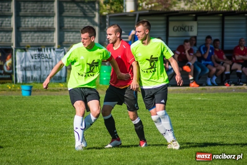 Zdjęcie w galerii na portalu naszraciborz.pl: Derby gminy. Gole Twaroga i Kowalczyka, to na Chałupki nie styka wiadomości z regionu