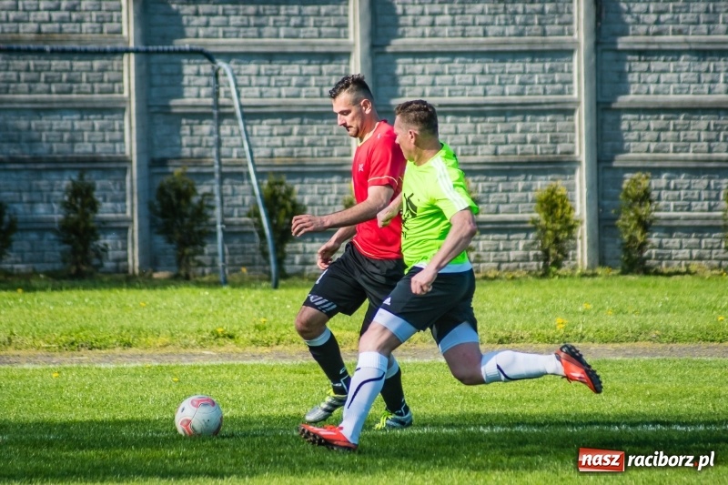 Zdjęcie w galerii na portalu naszraciborz.pl: Derby gminy. Gole Twaroga i Kowalczyka, to na Chałupki nie styka wiadomości z regionu