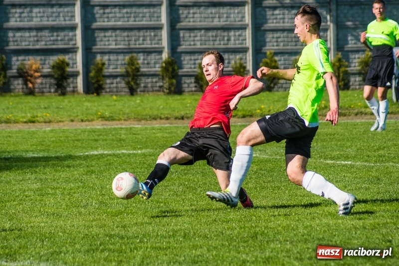 Zdjęcie w galerii na portalu naszraciborz.pl: Derby gminy. Gole Twaroga i Kowalczyka, to na Chałupki nie styka wiadomości z regionu