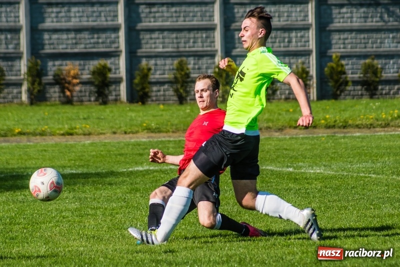 Zdjęcie w galerii na portalu naszraciborz.pl: Derby gminy. Gole Twaroga i Kowalczyka, to na Chałupki nie styka wiadomości z regionu