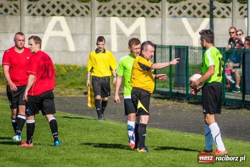 Zdjęcie w galerii na portalu naszraciborz.pl: Derby gminy. Gole Twaroga i Kowalczyka, to na Chałupki nie styka wiadomości z regionu