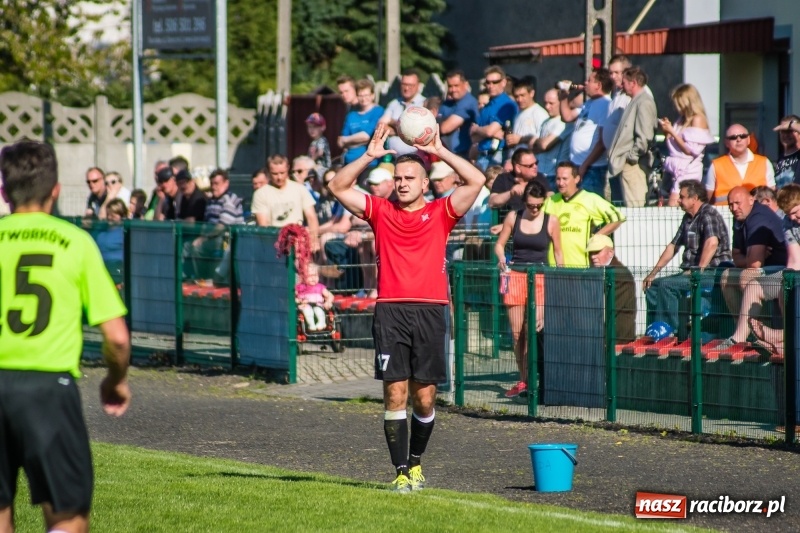 Zdjęcie w galerii na portalu naszraciborz.pl: Derby gminy. Gole Twaroga i Kowalczyka, to na Chałupki nie styka wiadomości z regionu