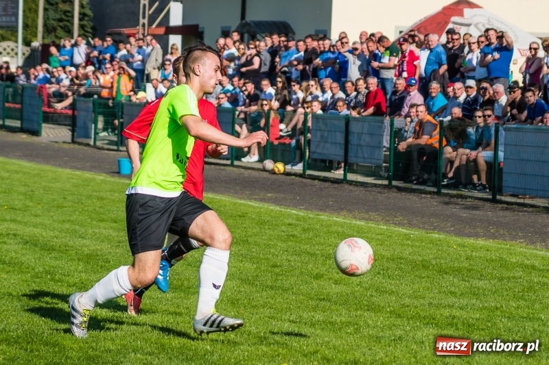 Zdjęcie w galerii na portalu naszraciborz.pl: Derby gminy. Gole Twaroga i Kowalczyka, to na Chałupki nie styka wiadomości z regionu