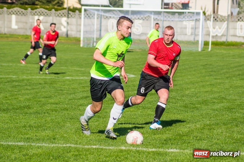 Zdjęcie w galerii na portalu naszraciborz.pl: Derby gminy. Gole Twaroga i Kowalczyka, to na Chałupki nie styka wiadomości z regionu