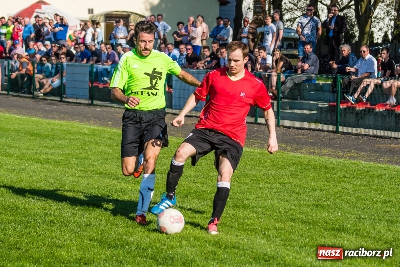Zdjęcie w galerii na portalu naszraciborz.pl: Derby gminy. Gole Twaroga i Kowalczyka, to na Chałupki nie styka wiadomości z regionu