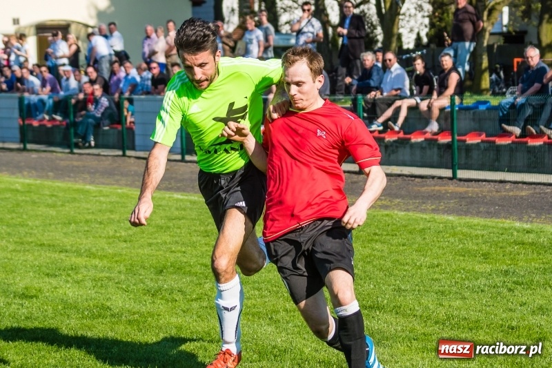 Zdjęcie w galerii na portalu naszraciborz.pl: Derby gminy. Gole Twaroga i Kowalczyka, to na Chałupki nie styka wiadomości z regionu