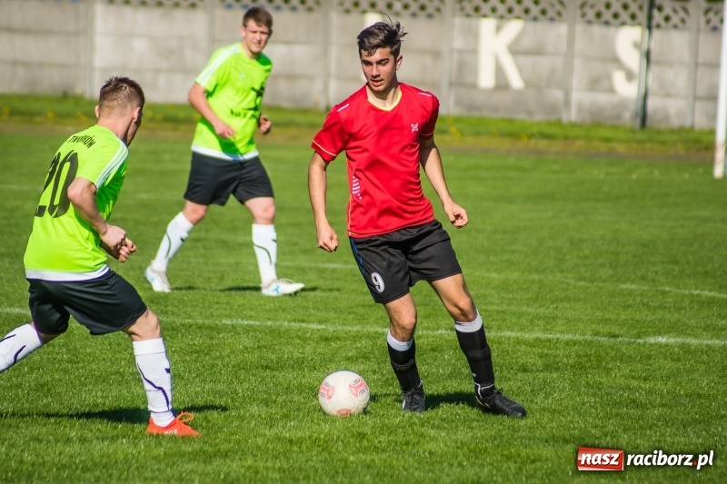 Zdjęcie w galerii na portalu naszraciborz.pl: Derby gminy. Gole Twaroga i Kowalczyka, to na Chałupki nie styka wiadomości z regionu