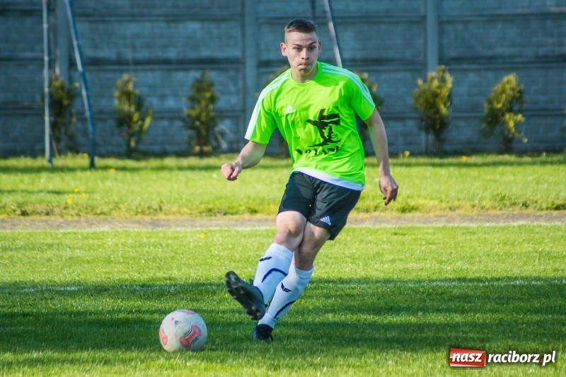 Zdjęcie w galerii na portalu naszraciborz.pl: Derby gminy. Gole Twaroga i Kowalczyka, to na Chałupki nie styka wiadomości z regionu