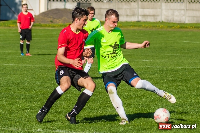 Zdjęcie w galerii na portalu naszraciborz.pl: Derby gminy. Gole Twaroga i Kowalczyka, to na Chałupki nie styka wiadomości z regionu