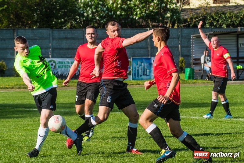 Zdjęcie w galerii na portalu naszraciborz.pl: Derby gminy. Gole Twaroga i Kowalczyka, to na Chałupki nie styka wiadomości z regionu