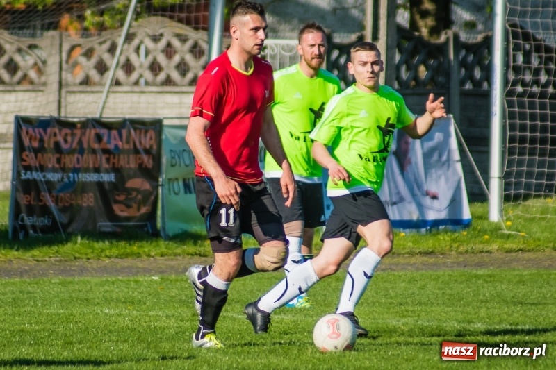 Zdjęcie w galerii na portalu naszraciborz.pl: Derby gminy. Gole Twaroga i Kowalczyka, to na Chałupki nie styka wiadomości z regionu