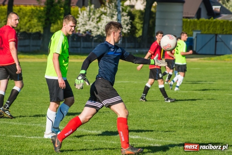Zdjęcie w galerii na portalu naszraciborz.pl: Derby gminy. Gole Twaroga i Kowalczyka, to na Chałupki nie styka wiadomości z regionu