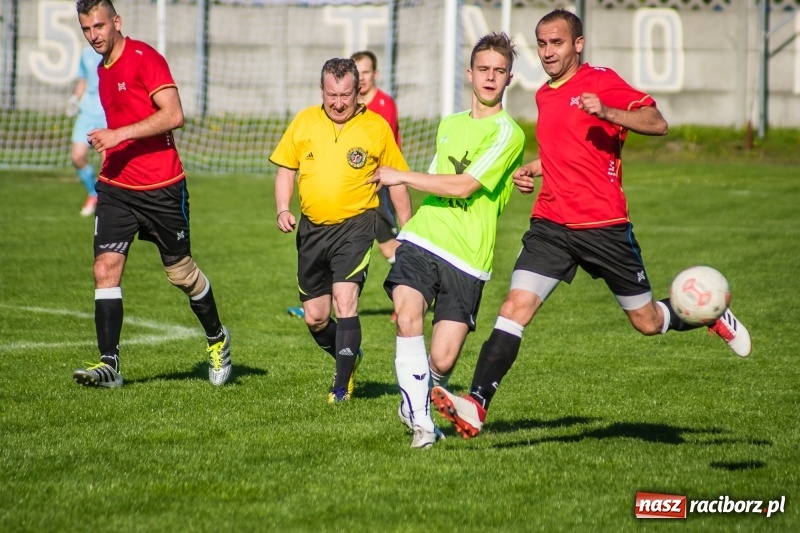 Zdjęcie w galerii na portalu naszraciborz.pl: Derby gminy. Gole Twaroga i Kowalczyka, to na Chałupki nie styka wiadomości z regionu