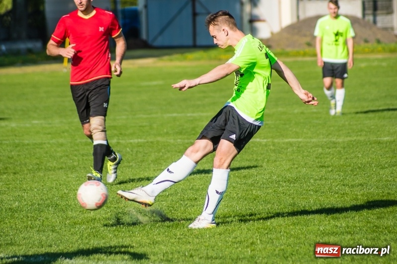 Zdjęcie w galerii na portalu naszraciborz.pl: Derby gminy. Gole Twaroga i Kowalczyka, to na Chałupki nie styka wiadomości z regionu