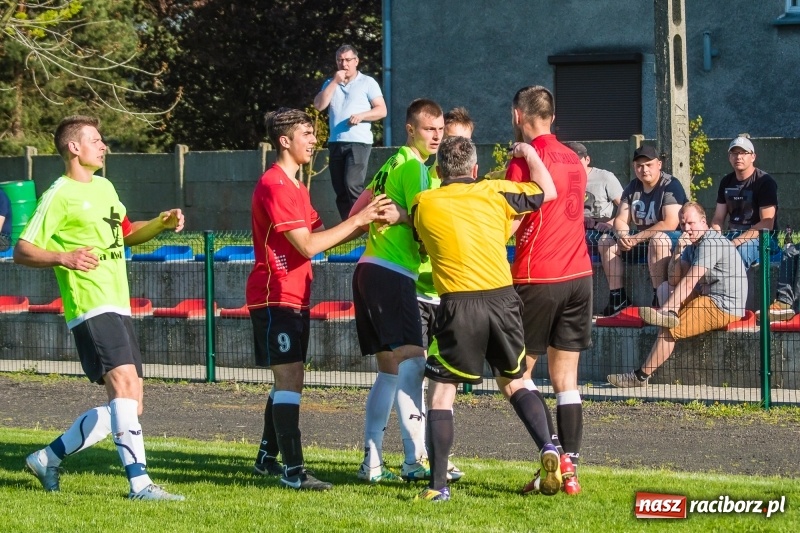 Zdjęcie w galerii na portalu naszraciborz.pl: Derby gminy. Gole Twaroga i Kowalczyka, to na Chałupki nie styka wiadomości z regionu