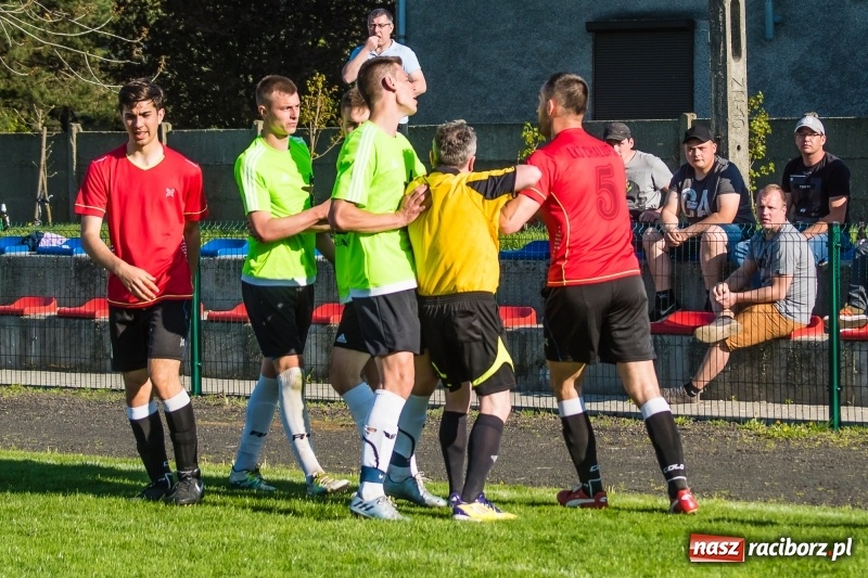 Zdjęcie w galerii na portalu naszraciborz.pl: Derby gminy. Gole Twaroga i Kowalczyka, to na Chałupki nie styka wiadomości z regionu