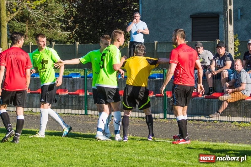 Zdjęcie w galerii na portalu naszraciborz.pl: Derby gminy. Gole Twaroga i Kowalczyka, to na Chałupki nie styka wiadomości z regionu