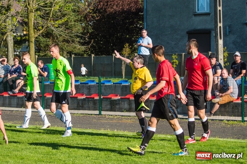 Zdjęcie w galerii na portalu naszraciborz.pl: Derby gminy. Gole Twaroga i Kowalczyka, to na Chałupki nie styka wiadomości z regionu