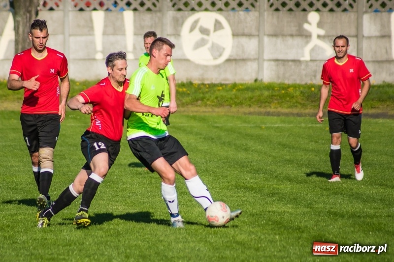 Zdjęcie w galerii na portalu naszraciborz.pl: Derby gminy. Gole Twaroga i Kowalczyka, to na Chałupki nie styka wiadomości z regionu