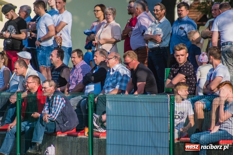 Zdjęcie w galerii na portalu naszraciborz.pl: Derby gminy. Gole Twaroga i Kowalczyka, to na Chałupki nie styka wiadomości z regionu