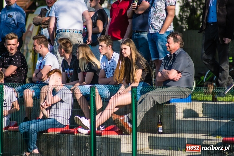 Zdjęcie w galerii na portalu naszraciborz.pl: Derby gminy. Gole Twaroga i Kowalczyka, to na Chałupki nie styka wiadomości z regionu