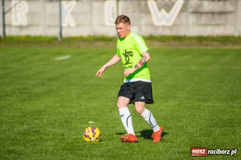 Zdjęcie w galerii na portalu naszraciborz.pl: Derby gminy. Gole Twaroga i Kowalczyka, to na Chałupki nie styka wiadomości z regionu