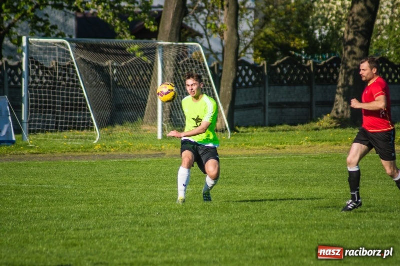 Zdjęcie w galerii na portalu naszraciborz.pl: Derby gminy. Gole Twaroga i Kowalczyka, to na Chałupki nie styka wiadomości z regionu