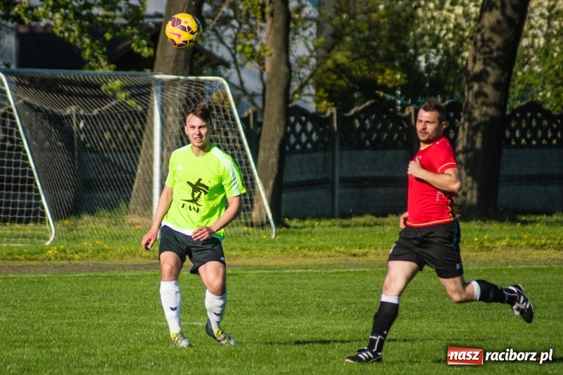 Zdjęcie w galerii na portalu naszraciborz.pl: Derby gminy. Gole Twaroga i Kowalczyka, to na Chałupki nie styka wiadomości z regionu