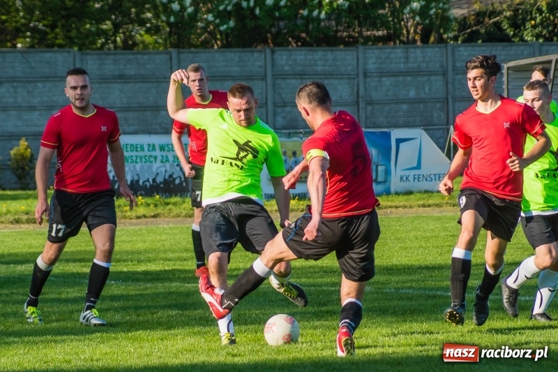 Zdjęcie w galerii na portalu naszraciborz.pl: Derby gminy. Gole Twaroga i Kowalczyka, to na Chałupki nie styka wiadomości z regionu