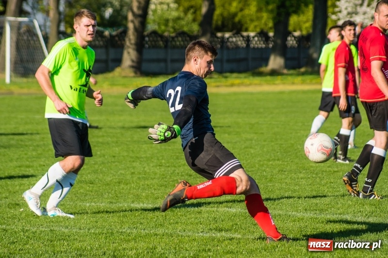 Zdjęcie w galerii na portalu naszraciborz.pl: Derby gminy. Gole Twaroga i Kowalczyka, to na Chałupki nie styka wiadomości z regionu