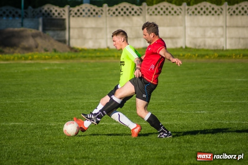 Zdjęcie w galerii na portalu naszraciborz.pl: Derby gminy. Gole Twaroga i Kowalczyka, to na Chałupki nie styka wiadomości z regionu