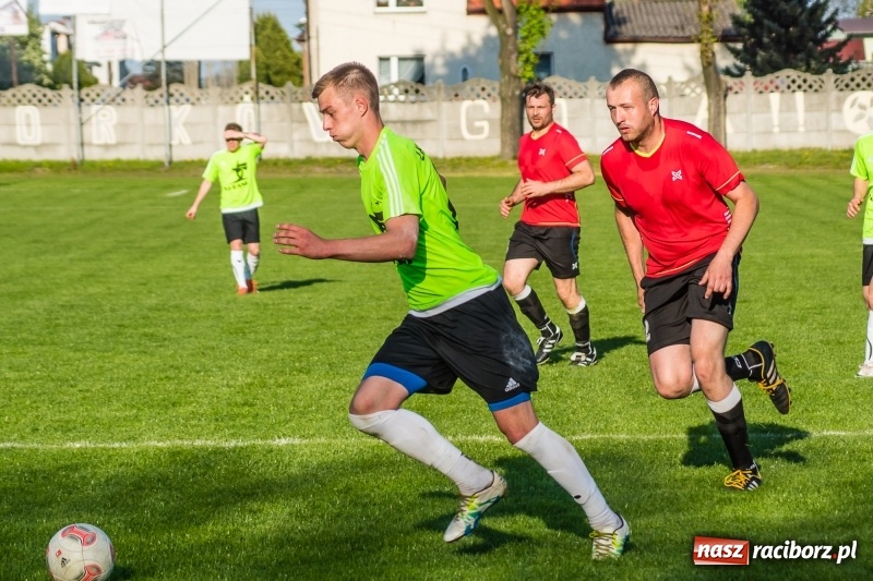 Zdjęcie w galerii na portalu naszraciborz.pl: Derby gminy. Gole Twaroga i Kowalczyka, to na Chałupki nie styka wiadomości z regionu