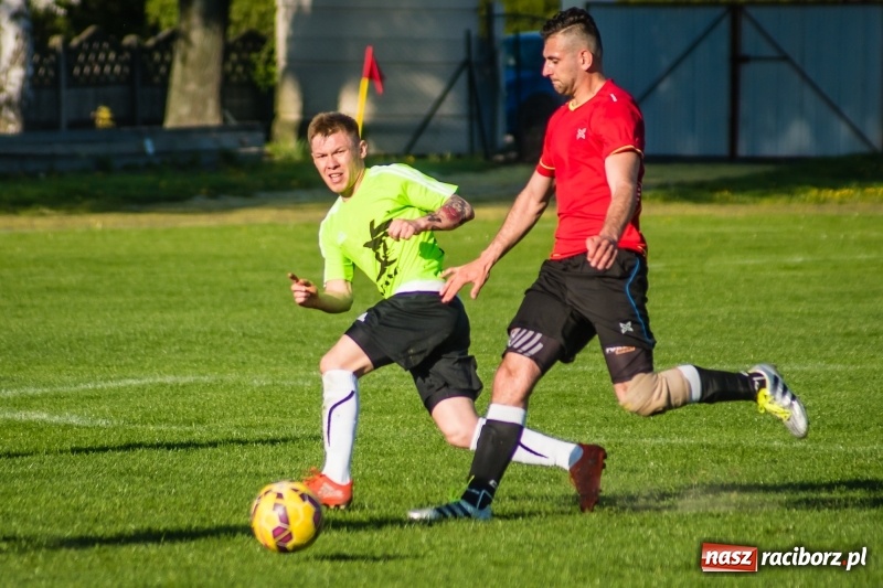 Zdjęcie w galerii na portalu naszraciborz.pl: Derby gminy. Gole Twaroga i Kowalczyka, to na Chałupki nie styka wiadomości z regionu
