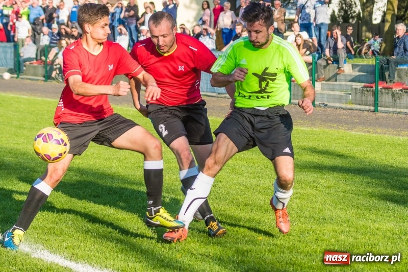 Zdjęcie w galerii na portalu naszraciborz.pl: Derby gminy. Gole Twaroga i Kowalczyka, to na Chałupki nie styka wiadomości z regionu
