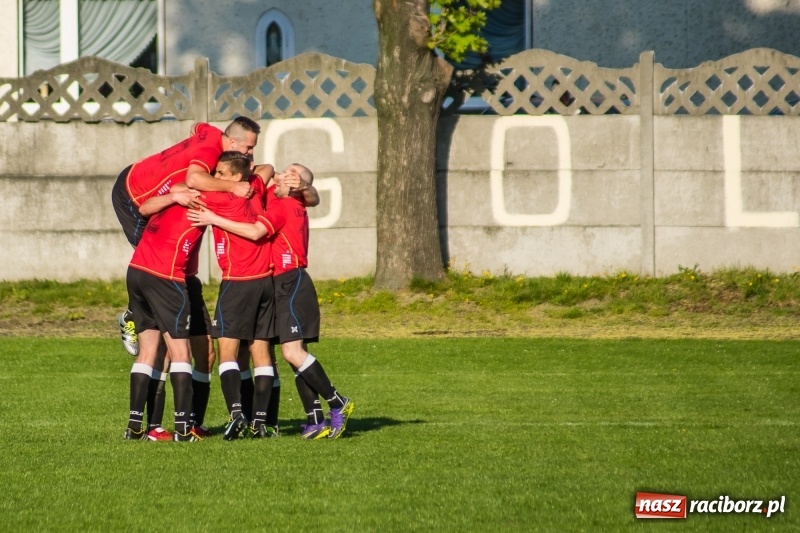 Zdjęcie w galerii na portalu naszraciborz.pl: Derby gminy. Gole Twaroga i Kowalczyka, to na Chałupki nie styka wiadomości z regionu